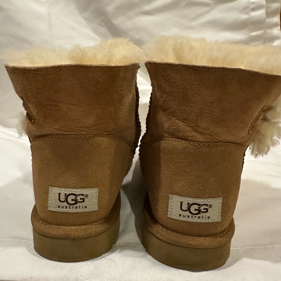 UGG - Bailey Button - Picture 2 of 5